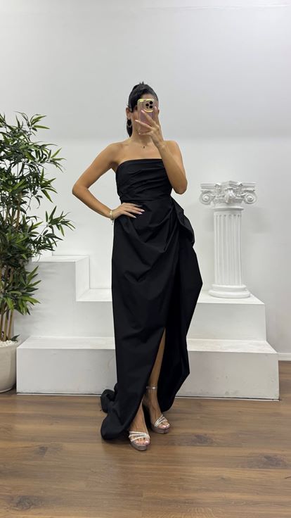 Schwarzes trägerloses Abendkleid aus Taft mit Schlitzdetail und speziellem Design